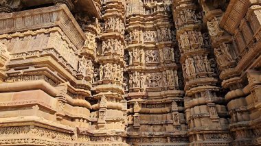 Ayrıntılı taş oymaları, kutsal sanat ve zamansız mimariye sahip antik tapınaklar, UNESCO Dünya Mirası Alanı olarak tanınan modern dünyada bile hayranlık duyuldu. 5 Ağustos 2023, Khajuraho Anıtlar Grubu, Madhya Pradesh, Hindistan.