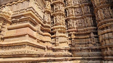 Ayrıntılı taş oymaları, kutsal sanat ve zamansız mimariye sahip antik tapınaklar, UNESCO Dünya Mirası Alanı olarak tanınan modern dünyada bile hayranlık duyuldu. 5 Ağustos 2023, Khajuraho Anıtlar Grubu, Madhya Pradesh, Hindistan.