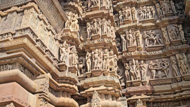 Ayrıntılı taş oymaları, kutsal sanat ve zamansız mimariye sahip antik tapınaklar, UNESCO Dünya Mirası Alanı olarak tanınan modern dünyada bile hayranlık duyuldu. 5 Ağustos 2023, Khajuraho Anıtlar Grubu, Madhya Pradesh, Hindistan.