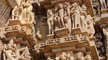 Ayrıntılı taş oymaları, kutsal sanat ve zamansız mimariye sahip antik tapınaklar, UNESCO Dünya Mirası Alanı olarak tanınan modern dünyada bile hayranlık duyuldu. 5 Ağustos 2023, Khajuraho Anıtlar Grubu, Madhya Pradesh, Hindistan.