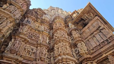 Ayrıntılı taş oymaları, kutsal sanat ve zamansız mimariye sahip antik tapınaklar, UNESCO Dünya Mirası Alanı olarak tanınan modern dünyada bile hayranlık duyuldu. 5 Ağustos 2023, Khajuraho Anıtlar Grubu, Madhya Pradesh, Hindistan.