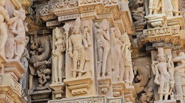 Ayrıntılı taş oymaları, kutsal sanat ve zamansız mimariye sahip antik tapınaklar, UNESCO Dünya Mirası Alanı olarak tanınan modern dünyada bile hayranlık duyuldu. 5 Ağustos 2023, Khajuraho Anıtlar Grubu, Madhya Pradesh, Hindistan.