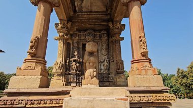 Ayrıntılı taş oymaları, kutsal sanat ve zamansız mimariye sahip antik tapınaklar, UNESCO Dünya Mirası Alanı olarak tanınan modern dünyada bile hayranlık duyuldu. 5 Ağustos 2023, Khajuraho Anıtlar Grubu, Madhya Pradesh, Hindistan.