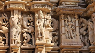 Ayrıntılı taş oymaları, kutsal sanat ve zamansız mimariye sahip antik tapınaklar, UNESCO Dünya Mirası Alanı olarak tanınan modern dünyada bile hayranlık duyuldu. 5 Ağustos 2023, Khajuraho Anıtlar Grubu, Madhya Pradesh, Hindistan.