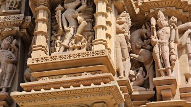 Ayrıntılı taş oymaları, kutsal sanat ve zamansız mimariye sahip antik tapınaklar, UNESCO Dünya Mirası Alanı olarak tanınan modern dünyada bile hayranlık duyuldu. 5 Ağustos 2023, Khajuraho Anıtlar Grubu, Madhya Pradesh, Hindistan.