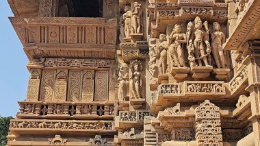 Ayrıntılı taş oymaları, kutsal sanat ve zamansız mimariye sahip antik tapınaklar, UNESCO Dünya Mirası Alanı olarak tanınan modern dünyada bile hayranlık duyuldu. 5 Ağustos 2023, Khajuraho Anıtlar Grubu, Madhya Pradesh, Hindistan.