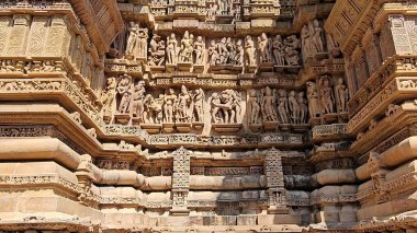 Ayrıntılı taş oymaları, kutsal sanat ve zamansız mimariye sahip antik tapınaklar, UNESCO Dünya Mirası Alanı olarak tanınan modern dünyada bile hayranlık duyuldu. 5 Ağustos 2023, Khajuraho Anıtlar Grubu, Madhya Pradesh, Hindistan.