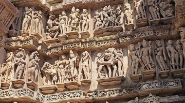 Ayrıntılı taş oymaları, kutsal sanat ve zamansız mimariye sahip antik tapınaklar, UNESCO Dünya Mirası Alanı olarak tanınan modern dünyada bile hayranlık duyuldu. 5 Ağustos 2023, Khajuraho Anıtlar Grubu, Madhya Pradesh, Hindistan.