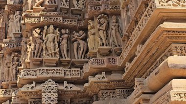 Ayrıntılı taş oymaları, kutsal sanat ve zamansız mimariye sahip antik tapınaklar, UNESCO Dünya Mirası Alanı olarak tanınan modern dünyada bile hayranlık duyuldu. 5 Ağustos 2023, Khajuraho Anıtlar Grubu, Madhya Pradesh, Hindistan.