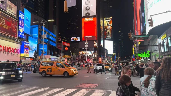 İnsanlar Times Meydanı, New York, ABD 'nin işlek caddelerinde toplanırken, turları boyunca kalabalık tatilin, canlı yaşam tarzının, eğlencenin ve parti atmosferinin tadını çıkarıyor. Times Meydanı, NYC, ABD. 17 Nisan 2023.