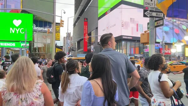 İnsanlar Times Meydanı, New York, ABD 'nin işlek caddelerinde toplanırken, turları boyunca kalabalık tatilin, canlı yaşam tarzının, eğlencenin ve parti atmosferinin tadını çıkarıyor. Times Meydanı, NYC, ABD. 17 Nisan 2023.