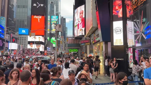 İnsanlar Times Meydanı, New York, ABD 'nin işlek caddelerinde toplanırken, turları boyunca kalabalık tatilin, canlı yaşam tarzının, eğlencenin ve parti atmosferinin tadını çıkarıyor. Times Meydanı, NYC, ABD. 17 Nisan 2023.