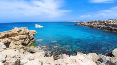 Çarpıcı manzaralar, canlı plajlar, berrak mavi sular, güneşli gökyüzü, ve tatil, eğlence, tur ve seyahat için mükemmel manzaralar. Blue Lagoon, Cape Greco, Ayia Napa, Kıbrıs - 10 Temmuz 2023.