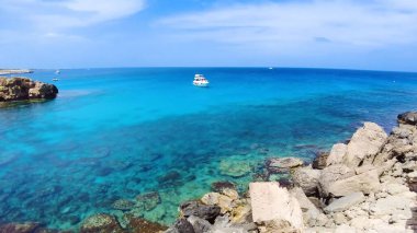 Çarpıcı manzaralar, canlı plajlar, berrak mavi sular, güneşli gökyüzü, ve tatil, eğlence, tur ve seyahat için mükemmel manzaralar. Blue Lagoon, Cape Greco, Ayia Napa, Kıbrıs - 10 Temmuz 2023.