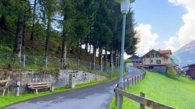 Switzerlands Wengen, tatil, tatil, tur ve seyahat için nefes kesici manzaralar, mavi gökyüzü, patikalar, büyüleyici dağ evleri Wengen, İsviçre. 4 Nisan 2023.