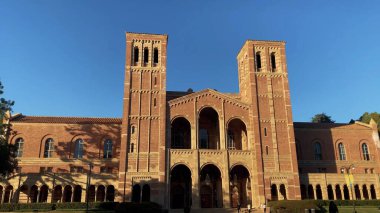 Uluslararası öğrenci hayatı ve yurtdışı eğitim atmosferi, kampüs binaları, yurtdışı kültürü ve canlı üniversite sahneleri. 17 Şubat 2025, Kaliforniya Üniversitesi (UCLA), Los Angeles, ABD.