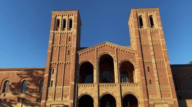 Uluslararası öğrenci hayatı ve yurtdışı eğitim atmosferi, kampüs binaları, yurtdışı kültürü ve canlı üniversite sahneleri. 17 Şubat 2025, Kaliforniya Üniversitesi (UCLA), Los Angeles, ABD.