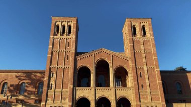 Uluslararası öğrenci hayatı ve yurtdışı eğitim atmosferi, kampüs binaları, yurtdışı kültürü ve canlı üniversite sahneleri. 17 Şubat 2025, Kaliforniya Üniversitesi (UCLA), Los Angeles, ABD.