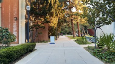 Uluslararası öğrenci hayatı ve yurtdışı eğitim atmosferi, kampüs binaları, yurtdışı kültürü ve canlı üniversite sahneleri. 17 Şubat 2025, Kaliforniya Üniversitesi (UCLA), Los Angeles, ABD.