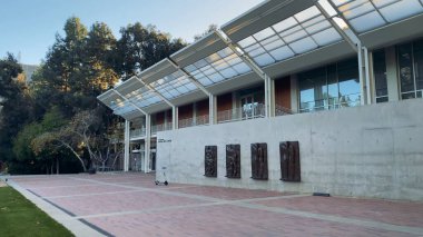 Uluslararası öğrenci hayatı ve yurtdışı eğitim atmosferi, kampüs binaları, yurtdışı kültürü ve canlı üniversite sahneleri. 17 Şubat 2025, Kaliforniya Üniversitesi (UCLA), Los Angeles, ABD.