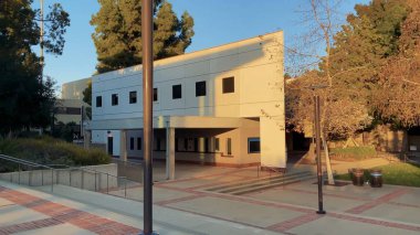 Uluslararası öğrenci hayatı ve yurtdışı eğitim atmosferi, kampüs binaları, yurtdışı kültürü ve canlı üniversite sahneleri. 17 Şubat 2025, Kaliforniya Üniversitesi (UCLA), Los Angeles, ABD.