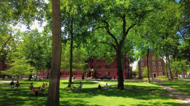 İkonik binalar, Harvard, üniversite, kampüs, eğitim, akademik, öğrenciler, yurtdışında eğitim, öğrenim, kolej ve akademik kampüs görüşlerine sahip uluslararası öğrenim hayatı ve yurtdışı atmosferi. 8 Haziran 2025, Harvard Üniversitesi, Cambridge, ABD.
