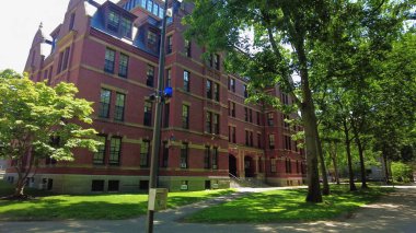 İkonik binalar, Harvard, üniversite, kampüs, eğitim, akademik, öğrenciler, yurtdışında eğitim, öğrenim, kolej ve akademik kampüs görüşlerine sahip uluslararası öğrenim hayatı ve yurtdışı atmosferi. 8 Haziran 2025, Harvard Üniversitesi, Cambridge, ABD.