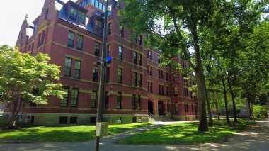 İkonik binalar, Harvard, üniversite, kampüs, eğitim, akademik, öğrenciler, yurtdışında eğitim, öğrenim, kolej ve akademik kampüs görüşlerine sahip uluslararası öğrenim hayatı ve yurtdışı atmosferi. 8 Haziran 2025, Harvard Üniversitesi, Cambridge, ABD.