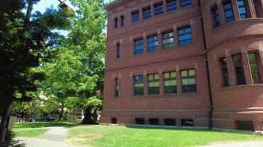 İkonik binalar, Harvard, üniversite, kampüs, eğitim, akademik, öğrenciler, yurtdışında eğitim, öğrenim, kolej ve akademik kampüs görüşlerine sahip uluslararası öğrenim hayatı ve yurtdışı atmosferi. 8 Haziran 2025, Harvard Üniversitesi, Cambridge, ABD.