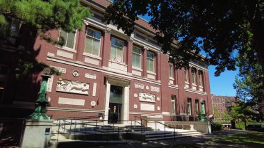 İkonik binalar, Harvard, üniversite, kampüs, eğitim, akademik, öğrenciler, yurtdışında eğitim, öğrenim, kolej ve akademik kampüs görüşlerine sahip uluslararası öğrenim hayatı ve yurtdışı atmosferi. 8 Haziran 2025, Harvard Üniversitesi, Cambridge, ABD.