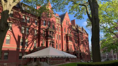 İkonik binalar, Harvard, üniversite, kampüs, eğitim, akademik, öğrenciler, yurtdışında eğitim, öğrenim, kolej ve akademik kampüs görüşlerine sahip uluslararası öğrenim hayatı ve yurtdışı atmosferi. 8 Haziran 2025, Harvard Üniversitesi, Cambridge, ABD.