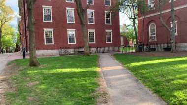 İkonik binalar, Harvard, üniversite, kampüs, eğitim, akademik, öğrenciler, yurtdışında eğitim, öğrenim, kolej ve akademik kampüs görüşlerine sahip uluslararası öğrenim hayatı ve yurtdışı atmosferi. 8 Haziran 2025, Harvard Üniversitesi, Cambridge, ABD.