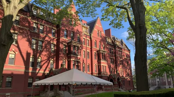 İkonik binalar, Harvard, üniversite, kampüs, eğitim, akademik, öğrenciler, yurtdışında eğitim, öğrenim, kolej ve akademik kampüs görüşlerine sahip uluslararası öğrenim hayatı ve yurtdışı atmosferi. 8 Haziran 2025, Harvard Üniversitesi, Cambridge, ABD.