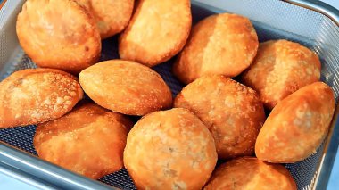 Peynirli kızarmış patates ve tuz.