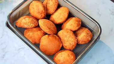 Bir kasede pişmiş kurabiye.