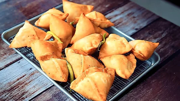 Sebze ve baharatlı kızarmış tavuk kanadı.