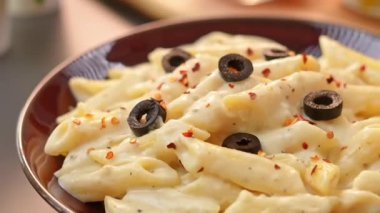 Izgara veya pişmiş tavuk göğsü patates püresi ve taze salata ile servis edilir, dengeli ve besleyici bir yemek olarak sunulur. Sağlıklı menüler, fitness yemekleri, diyet yemek promosyonları, restoran görselleri için mükemmel.