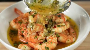 Izgara veya pişmiş tavuk göğsü patates püresi ve taze salata ile servis edilir, dengeli ve besleyici bir yemek olarak sunulur. Sağlıklı menüler, fitness yemekleri, diyet yemek promosyonları, restoran görselleri için mükemmel.