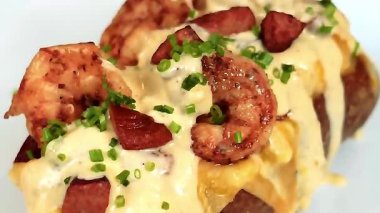 Izgara veya pişmiş tavuk göğsü patates püresi ve taze salata ile servis edilir, dengeli ve besleyici bir yemek olarak sunulur. Sağlıklı menüler, fitness yemekleri, diyet yemek promosyonları, restoran görselleri için mükemmel.