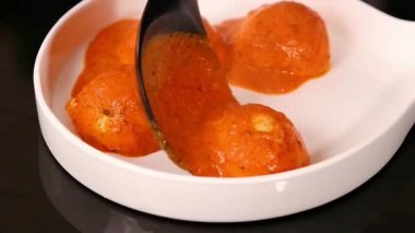 Izgara veya pişmiş tavuk göğsü patates püresi ve taze salata ile servis edilir, dengeli ve besleyici bir yemek olarak sunulur. Sağlıklı menüler, fitness yemekleri, diyet yemek promosyonları, restoran görselleri için mükemmel.