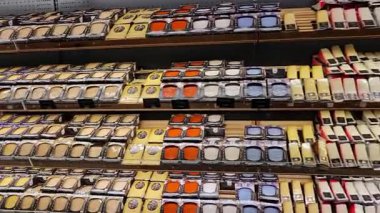 Izgara veya pişmiş tavuk göğsü patates püresi ve taze salata ile servis edilir, dengeli ve besleyici bir yemek olarak sunulur. Sağlıklı menüler, fitness yemekleri, diyet yemek promosyonları, restoran görselleri için mükemmel.