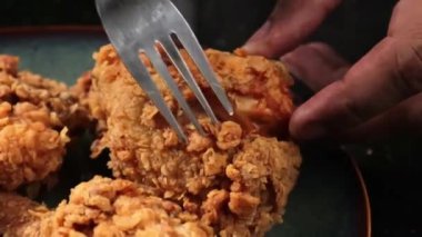 Izgara veya pişmiş tavuk göğsü patates püresi ve taze salata ile servis edilir, dengeli ve besleyici bir yemek olarak sunulur. Sağlıklı menüler, fitness yemekleri, diyet yemek promosyonları, restoran görselleri için mükemmel.