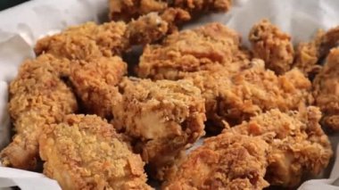 Izgara veya pişmiş tavuk göğsü patates püresi ve taze salata ile servis edilir, dengeli ve besleyici bir yemek olarak sunulur. Sağlıklı menüler, fitness yemekleri, diyet yemek promosyonları, restoran görselleri için mükemmel.