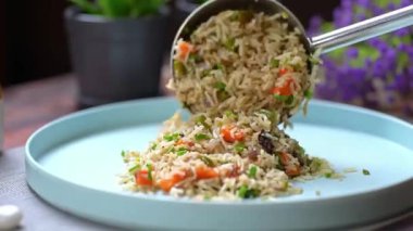 Izgara veya pişmiş tavuk göğsü patates püresi ve taze salata ile servis edilir, dengeli ve besleyici bir yemek olarak sunulur. Sağlıklı menüler, fitness yemekleri, diyet yemek promosyonları, restoran görselleri için mükemmel.