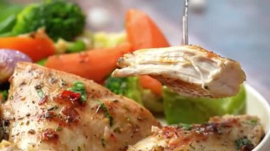 Hafif ve sağlıklı ızgara tavuk yemeği sebzelerle servis edilir, beslenme ve temiz yeme üzerine odaklanılır. Diyet yemek içeriği, restoran menüleri, sağlık odaklı promosyonlar ve ızgara yemekleri içeren ticari stok görüntüleri için ideal.