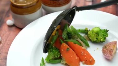 Izgara tavuk taze sebzelerle eşleştirildi ve sağlıklı dengeli bir yemek olarak servis edildi. Sağlık menüleri, diyet gıda promosyonları, restoran içeriği, sağlıklı yaşam tarzı videoları ve besleyici yemeklere odaklı ticari stok görüntüleri için mükemmel..