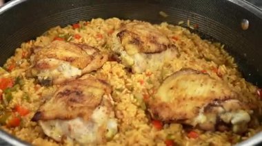 Izgara veya pişmiş tavuk göğsü patates püresi ve taze salata ile servis edilir, dengeli ve besleyici bir yemek olarak sunulur. Sağlıklı menüler, fitness yemekleri, diyet yemek promosyonları, restoran görselleri için mükemmel.