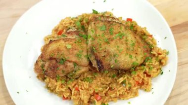 Izgara veya pişmiş tavuk göğsü patates püresi ve taze salata ile servis edilir, dengeli ve besleyici bir yemek olarak sunulur. Sağlıklı menüler, fitness yemekleri, diyet yemek promosyonları, restoran görselleri için mükemmel.