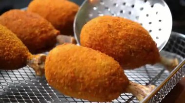 Çıtır tavuk pirzolası, kızarana kadar kızartılmış, içi kıtır kıtır ve sulu. Atıştırmalık menüler, restoran aperatifleri, sokak yemeği görselleri ve kızarmış tavuk atıştırmalıkları sergilenen ticari stok görüntüleri için mükemmel..