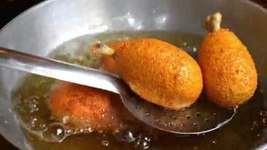 Kızarmış tavuk pirzolası, çıtır çıtır ve taze etle hazırlandı. Restoran usulü sıcak servis edildi. Atıştırmalık menüler, fast food promosyonları ve kızarmış tavuklara odaklı ticari stok görüntüleri için ideal..